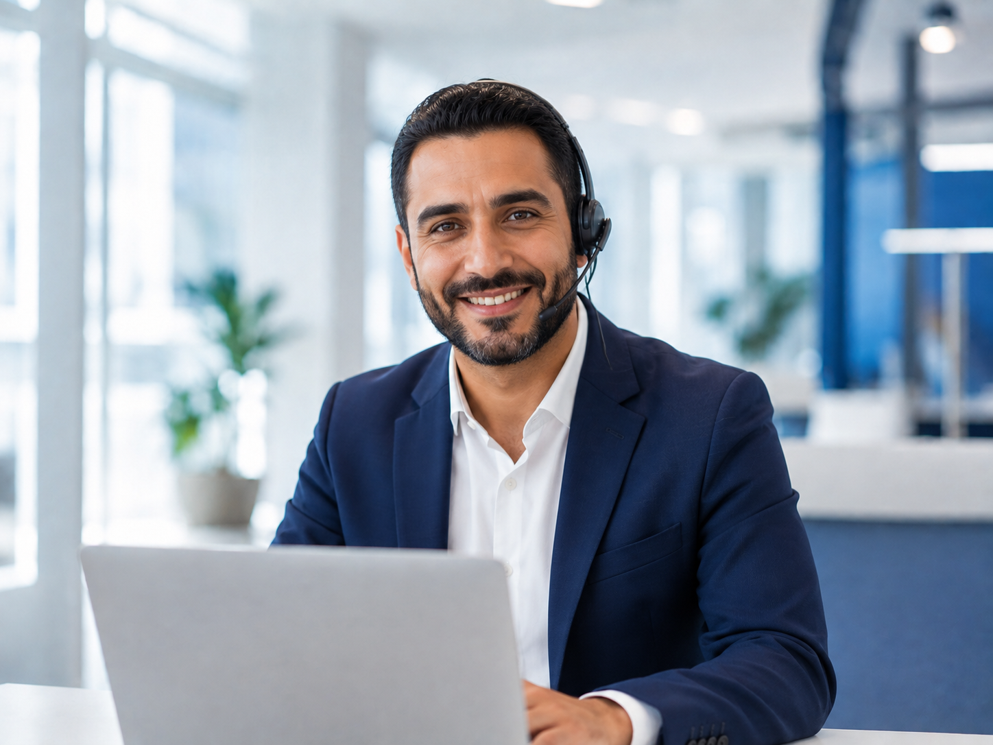 موظف خدمة العملاء جاهز لمساعدتك في حجز سيارة